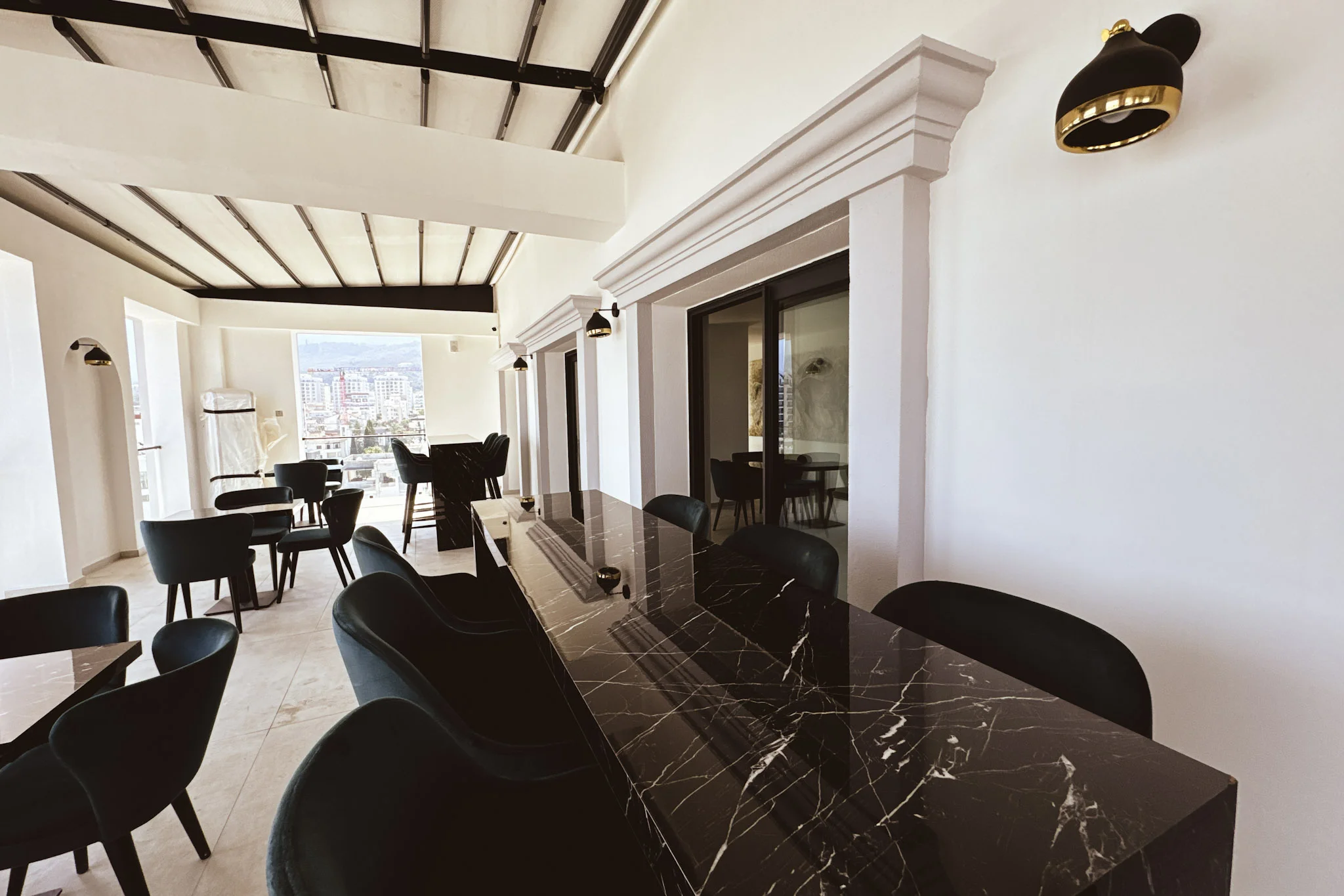 Restaurant & Bar